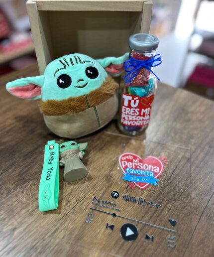 Regalo especial de Baby Yoda con peluche, llavero, dulces personalizados y caja de regalo tem√°tica.