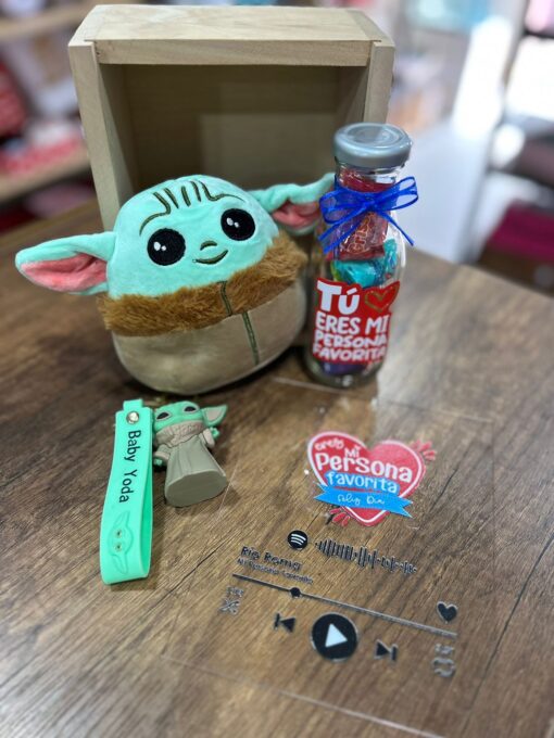 Regalo especial de Baby Yoda con peluche, llavero, dulces personalizados y caja de regalo temática.